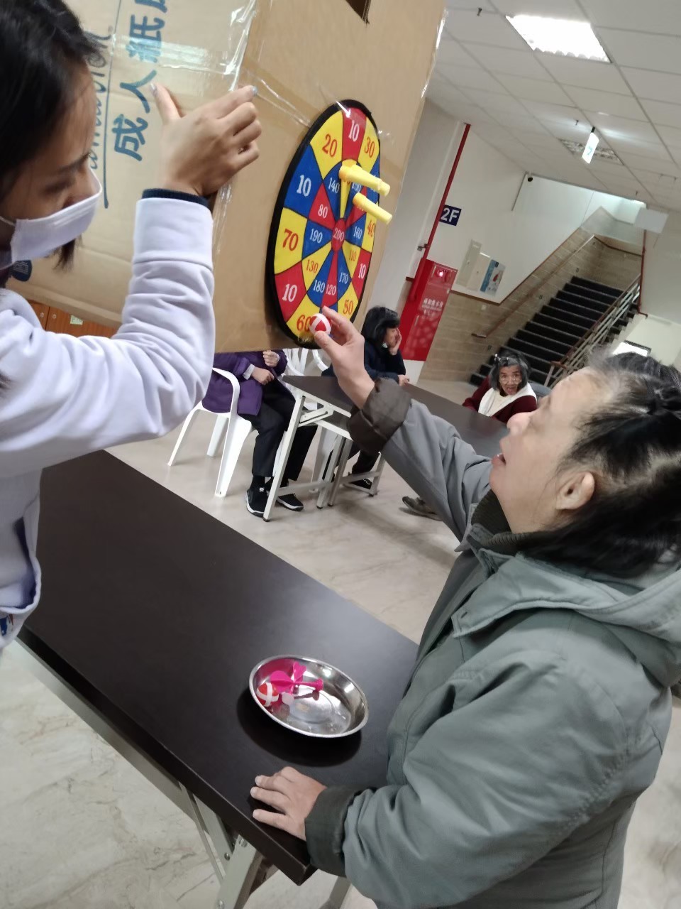 服務對象參與桌上投擲遊戲