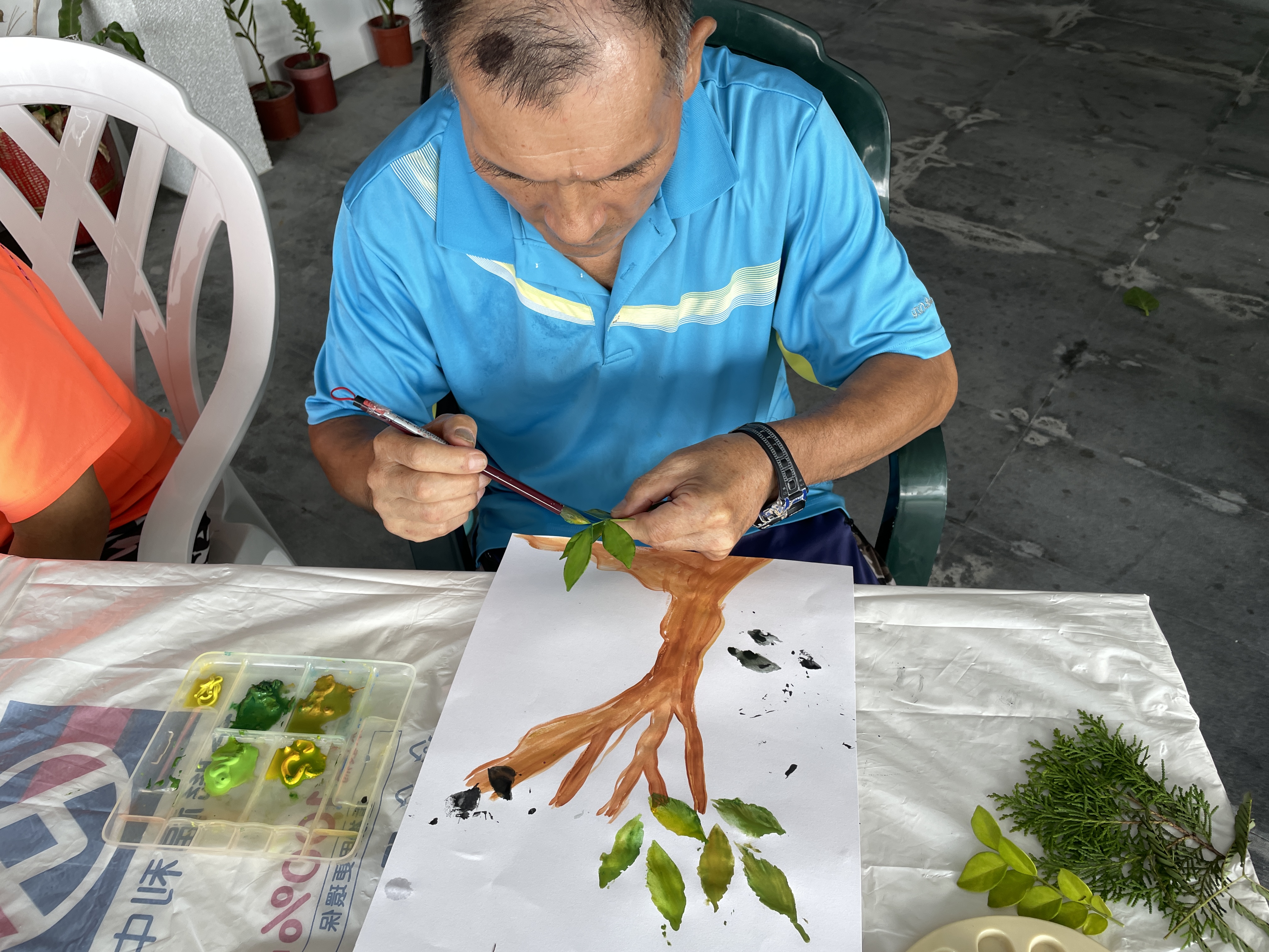 服務對象運用葉片進行寫生創作